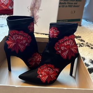 Jessica Simpson boots/heels in black with red flowers